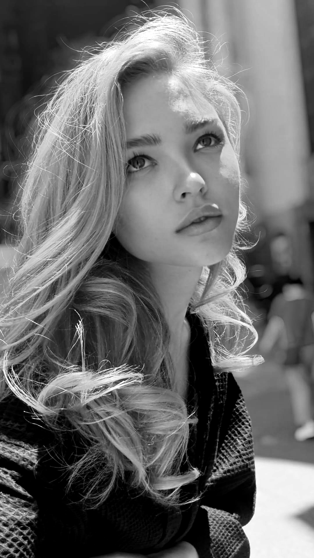 Black and white picture of Théa Ros, in July 2026.